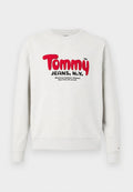 Hellgrauer Rundhalsausschnitt-Pullover mit rotem "Tommy" und schwarzem "Jeans, N.Y."-Text auf der Vorderseite, plus kleinerem schwarzen Text darunter.