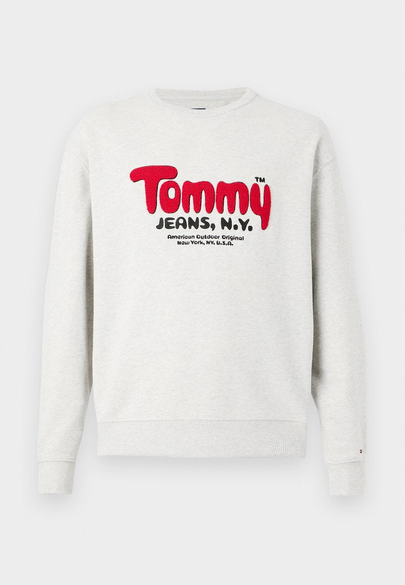 Hellgrauer Rundhalsausschnitt-Pullover mit rotem "Tommy" und schwarzem "Jeans, N.Y."-Text auf der Vorderseite, plus kleinerem schwarzen Text darunter.