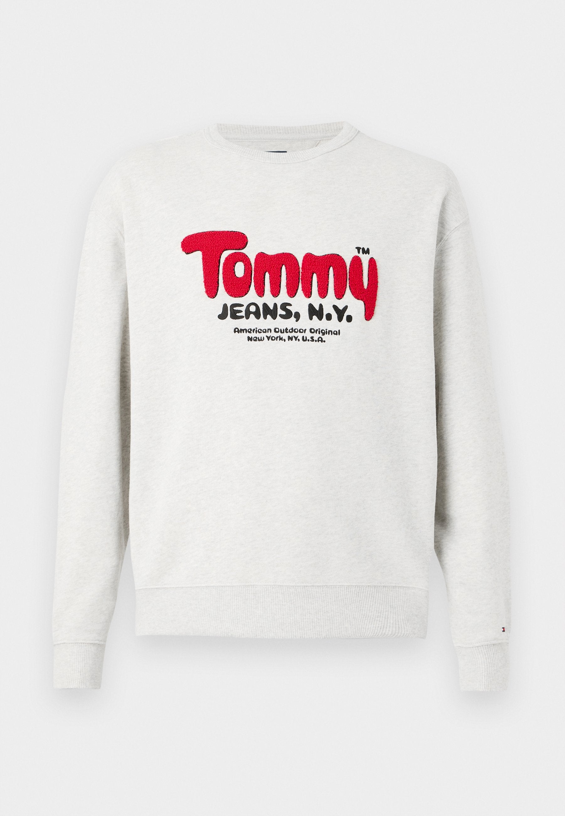 Hellgrauer Rundhalsausschnitt-Pullover mit rotem "Tommy" und schwarzem "Jeans, N.Y."-Text auf der Vorderseite, plus kleinerem schwarzen Text darunter.
