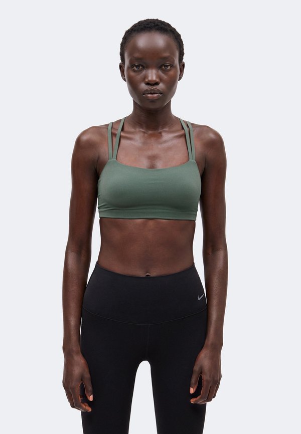 Nike Performance ZENVY STRAPPY BRA - Light support sports bra - camo green/white