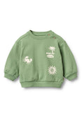 Grüner Baumwollpullover mit gerippten Bündchen und Saum, mit weißen Druckmotiven von einer Palme, einer Krabbe, einem Surfbrett und Sonne. Zwei Knopfakzente am Ausschnitt.