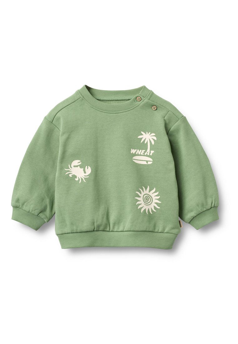 Grüner Baumwollpullover mit gerippten Bündchen und Saum, mit weißen Druckmotiven von einer Palme, einer Krabbe, einem Surfbrett und Sonne. Zwei Knopfakzente am Ausschnitt.