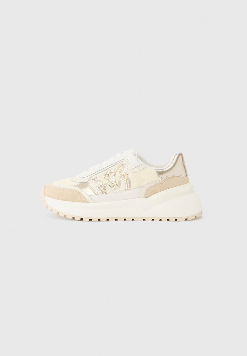 Weißer und beiger Sneaker mit Mesh- und Wildlederpaneelen, metallischen Akzenten, abgerundeter Spitze, gepolstertem Kragen und strukturierter Sohle.
