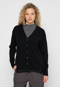 Schwarze Strickjacke aus weichem Material, mit V-Ausschnitt, langen Ärmeln und Knopfverschluss vorne. Texturierter Saum und seitliche Schlitze sorgen für Details.