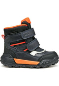 Dunkelblaue Knöchelstiefel mit orangefarbenen Akzenten, synthetisches Obermaterial, Gummisohle, Klettverschlüsse und strukturierte Oberfläche. Ideal für nasse Bedingungen.