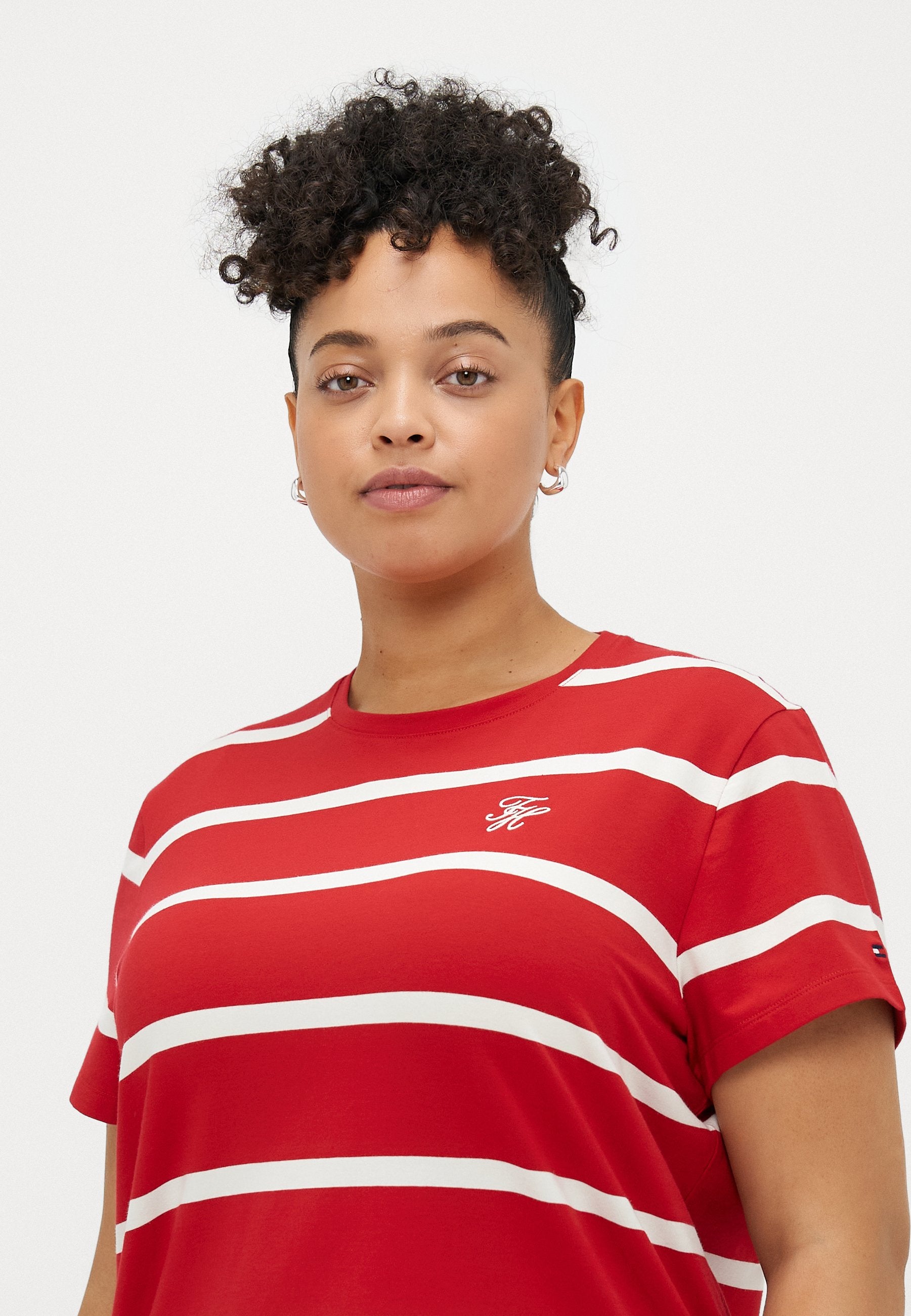 CURVE LOGO EMBROIDERY JERSEY CREW NECK T-SHIRT Media 5