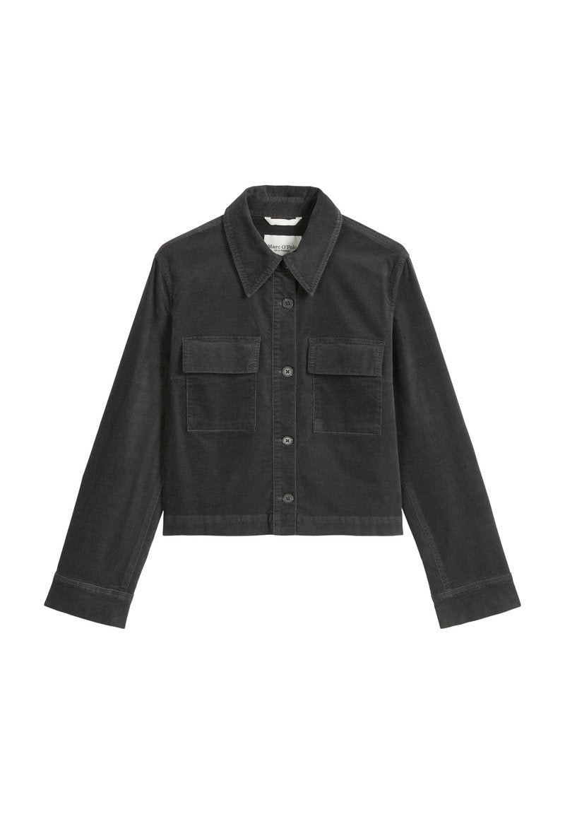 Schwarze Jeansjacke mit Kragen, vorderem Knopfverschluss und zwei Brusttaschen. Kurz geschnitten mit langen Ärmeln und gesteppten Details.
