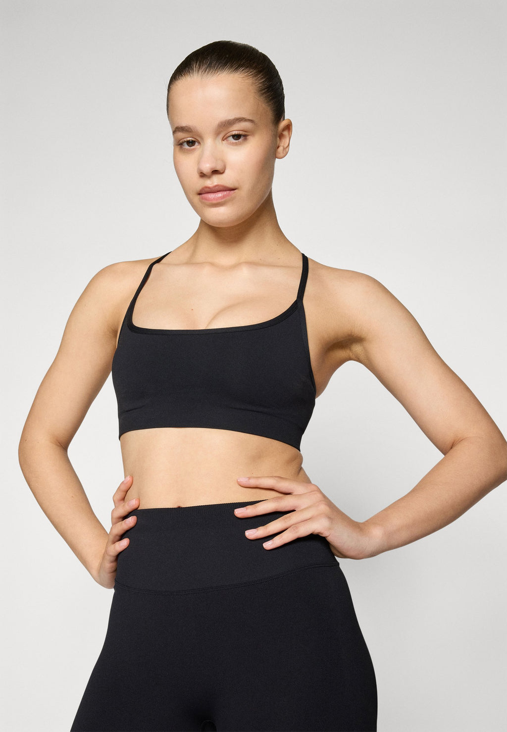 Fabletics SLEEK SEAMLESS STRAPPY LOW IMPACT BRA
