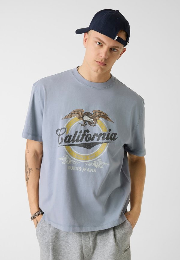 Guess OVERSIZE FIT BEDRUCKTES T-SHIRT - Print T-shirt - hellblau