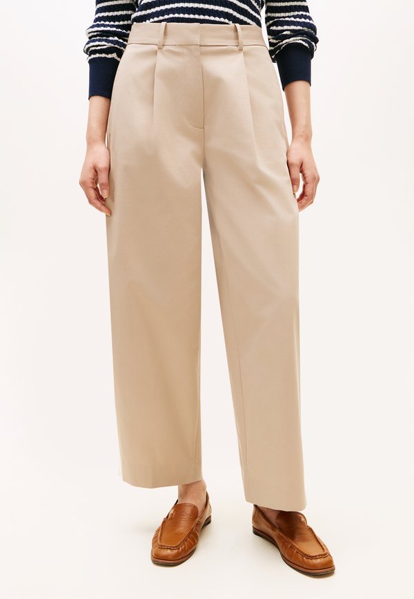 Tommy Hilfiger BARREL PLEATED CHINO - Wide Leg - beige