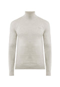 Hellgrauer, langärmeliger Rollkragenpullover mit feiner Stricktextur und dezentem Markenlogo auf der Brust, vor einem weißen Hintergrund präsentiert.