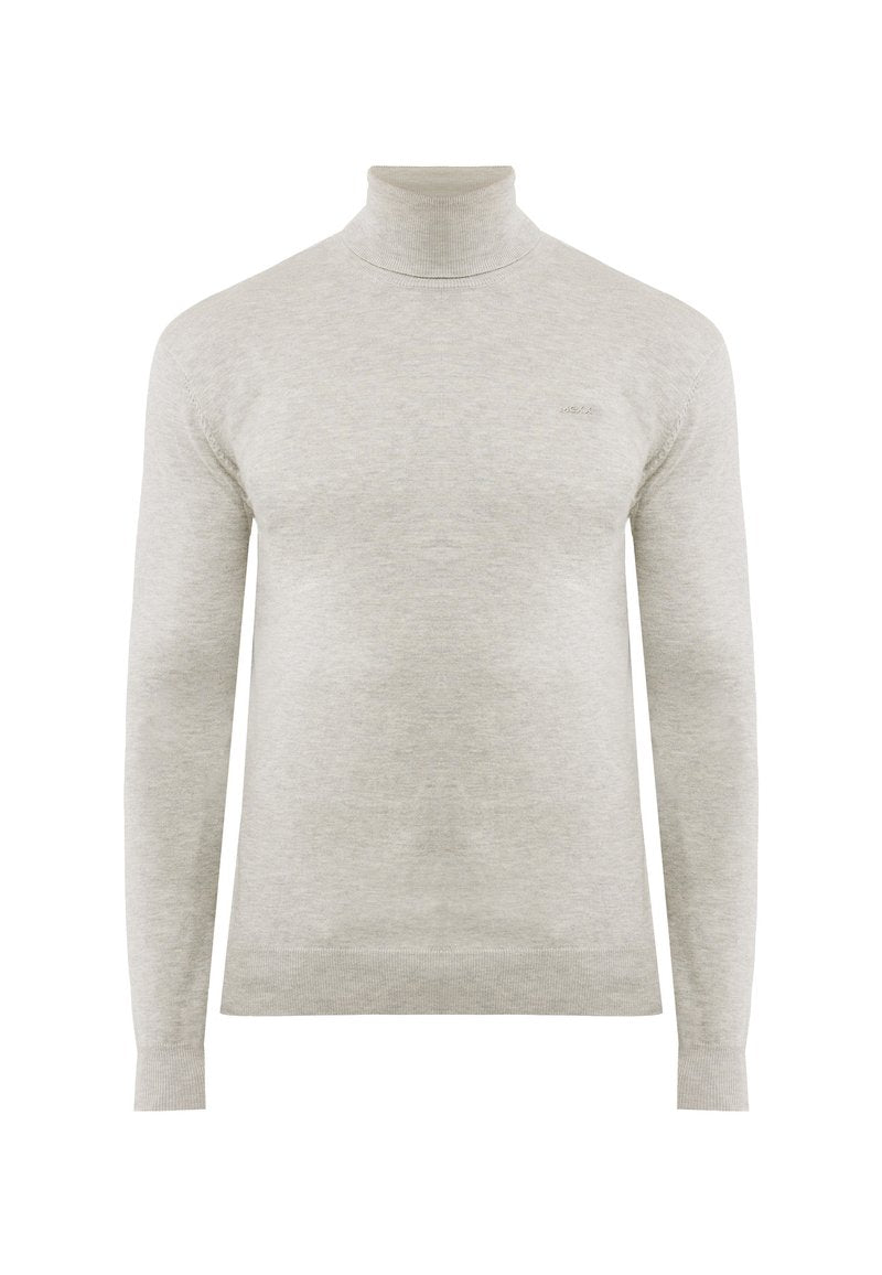 Hellgrauer, langärmeliger Rollkragenpullover mit feiner Stricktextur und dezentem Markenlogo auf der Brust, vor einem weißen Hintergrund präsentiert.