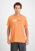 Oranges Baumwoll-T-Shirt mit Rundhalsausschnitt, kurzen Ärmeln und einem in Grau und Weiß gedruckten Logo auf der Vorderseite. Schlichter Hintergrund.