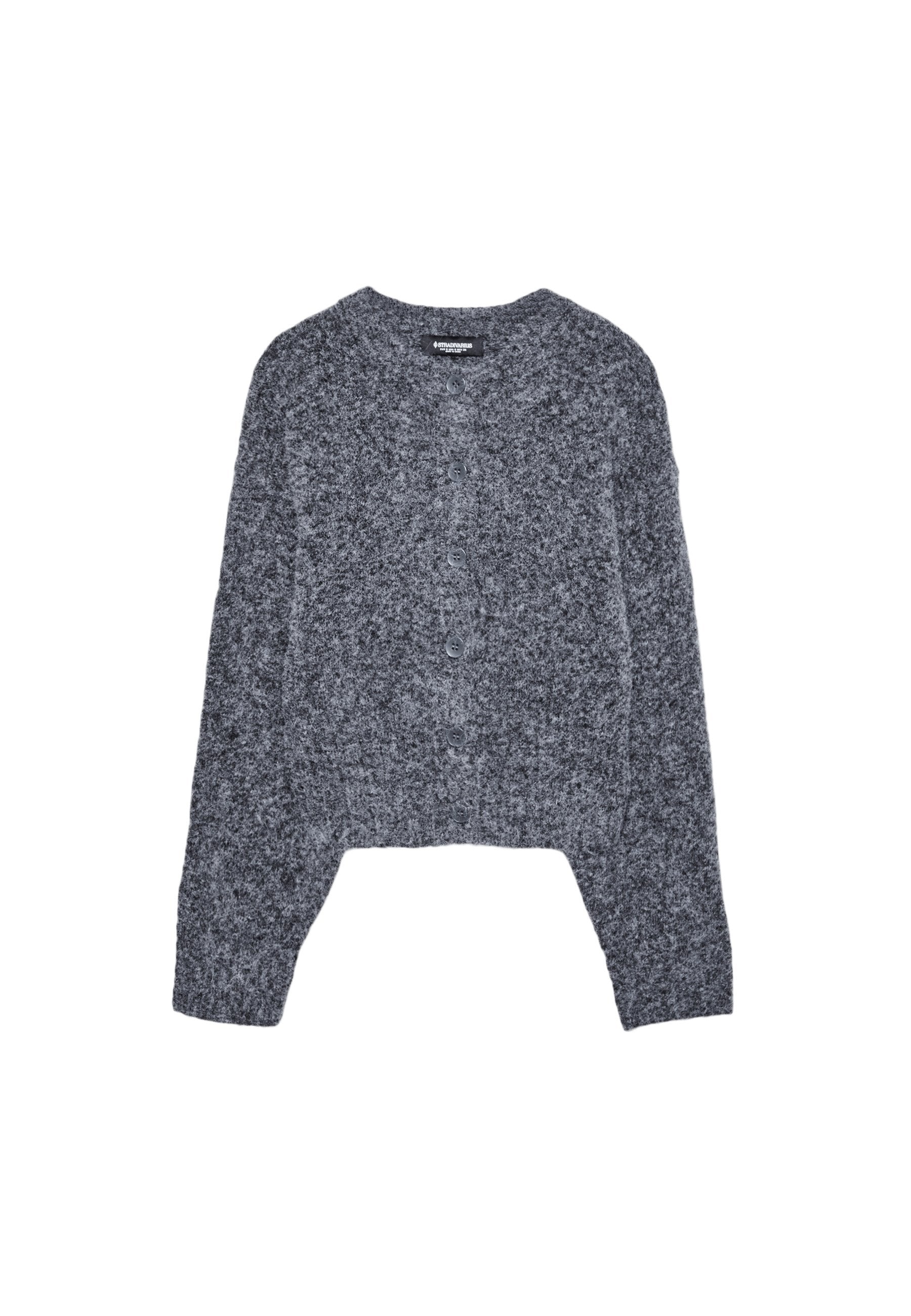 Graue Strickjacke aus weichem Stoff mit rundem Ausschnitt, langen Ärmeln und durchgehender Knopfleiste vorne. Kurz geschnittenes Design.