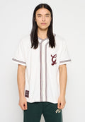 Weißes Baseball-Trikot mit kastanienbraunen Akzenten, Knopfleiste vorne, Logo auf der linken Brust und dekorativer Naht entlang des Kragens und der Ärmel. Aus Baumwollmaterial.