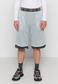 Hellblaue Netzshorts mit einem elastischen schwarzen gestreiften Bund und grauen Denim-Details am Saum. Verfügt über Taschen und eine lockere Passform.