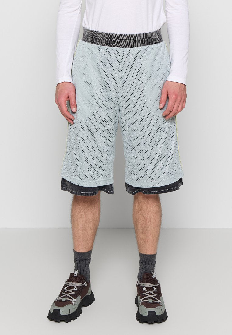 Hellblaue Netzshorts mit einem elastischen schwarzen gestreiften Bund und grauen Denim-Details am Saum. Verfügt über Taschen und eine lockere Passform.