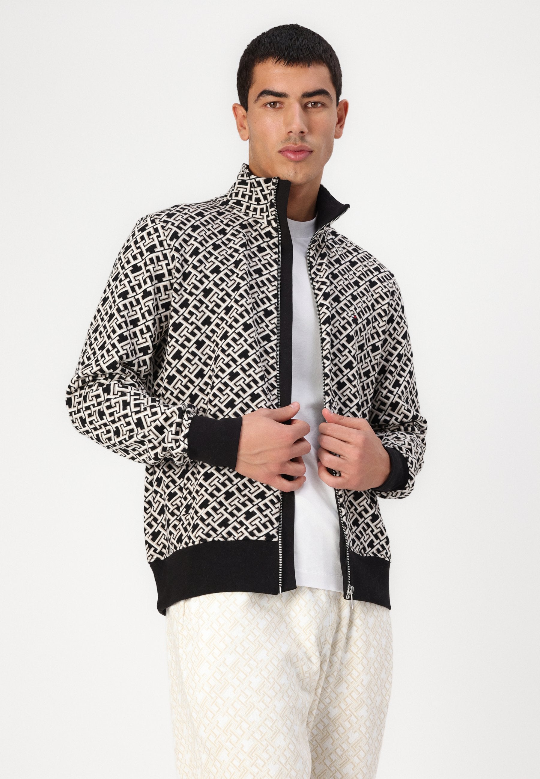MONOGRAM UNISEX Media 5