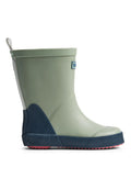 Grüner Gummiregenstiefel mit geschwungenem Design, strukturierter marineblauer, gerippter Sohle und Ferse sowie einem kleinen blauen Logo an der Seite.