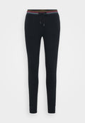 Schwarze Jogginghose mit einem gestreiften elastischen Bund, Kordelzug und schmalen Bündchen an den Knöcheln. Weicher Stoff mit einer glatten Textur.