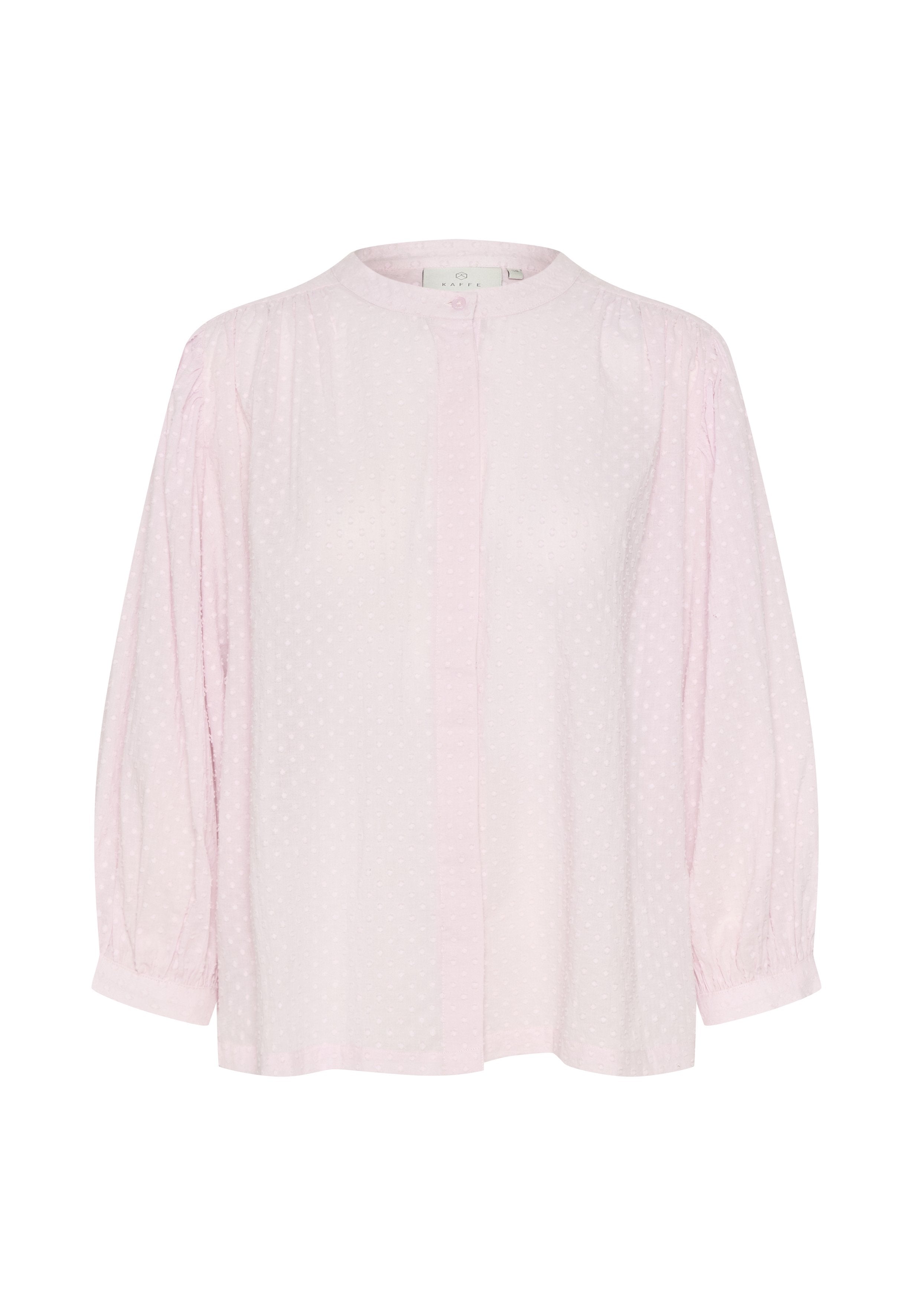 Helle rosa Bluse mit langen Puffärmeln, vorderem Knopfverschluss und subtiler Pünktchenstruktur. Rundhalsausschnitt und lockere Passform.