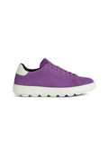 Lila Wildleder-Sneaker mit einer weißen Gummisohle, runder Zehenpartie, flachen Schnürsenkeln und einem schwarzen Innenfutter. Minimalistisches Design ohne Muster.