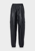 Schwarze Cargo-Hosen aus glänzendem synthetischen Material, mit elastischem Bund, schmal zulaufenden Bündchen und zwei seitlichen Cargo-Taschen.