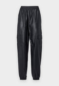 Schwarze Cargo-Hosen aus glänzendem synthetischen Material, mit elastischem Bund, schmal zulaufenden Bündchen und zwei seitlichen Cargo-Taschen.
