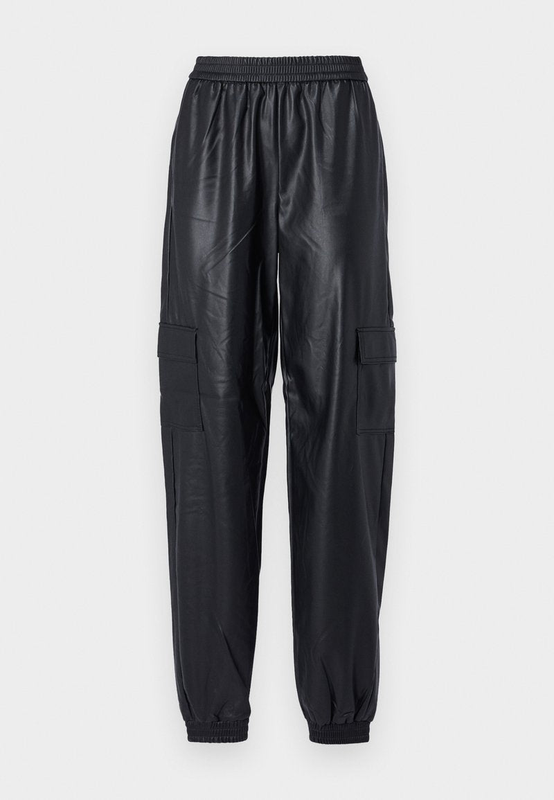 Schwarze Cargo-Hosen aus glänzendem synthetischen Material, mit elastischem Bund, schmal zulaufenden Bündchen und zwei seitlichen Cargo-Taschen.