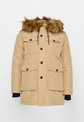 Beige Winterparka mit Kapuze aus Kunstfell, Knopf- und Reißverschluss, vier aufgesetzten Fronttaschen und gerippten schwarzen Bündchen.