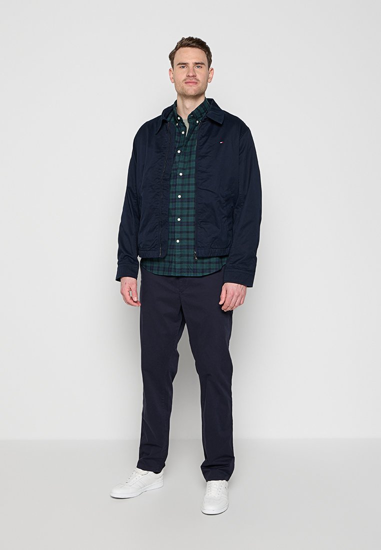 REGULAR FIT  Media 3