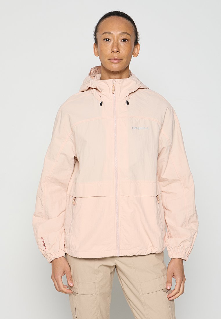 Hellrosa Windbreaker-Jacke mit Reißverschluss, verstellbarem Kapuze und elastischen Bündchen. Das Material erscheint glatt und leicht.