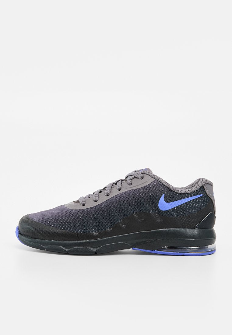 Schwarzer und grauer Nike-Laufschuh mit blauem Swoosh-Logo und Air-Cushion-Sohle, von der Seite auf hellem Hintergrund gezeigt.