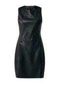 Schwarzes, ärmelloses Kleid aus Leder mit taillierter Form, asymmetrischen Nähten und goldenen Nietenakzenten entlang der Designlinien.