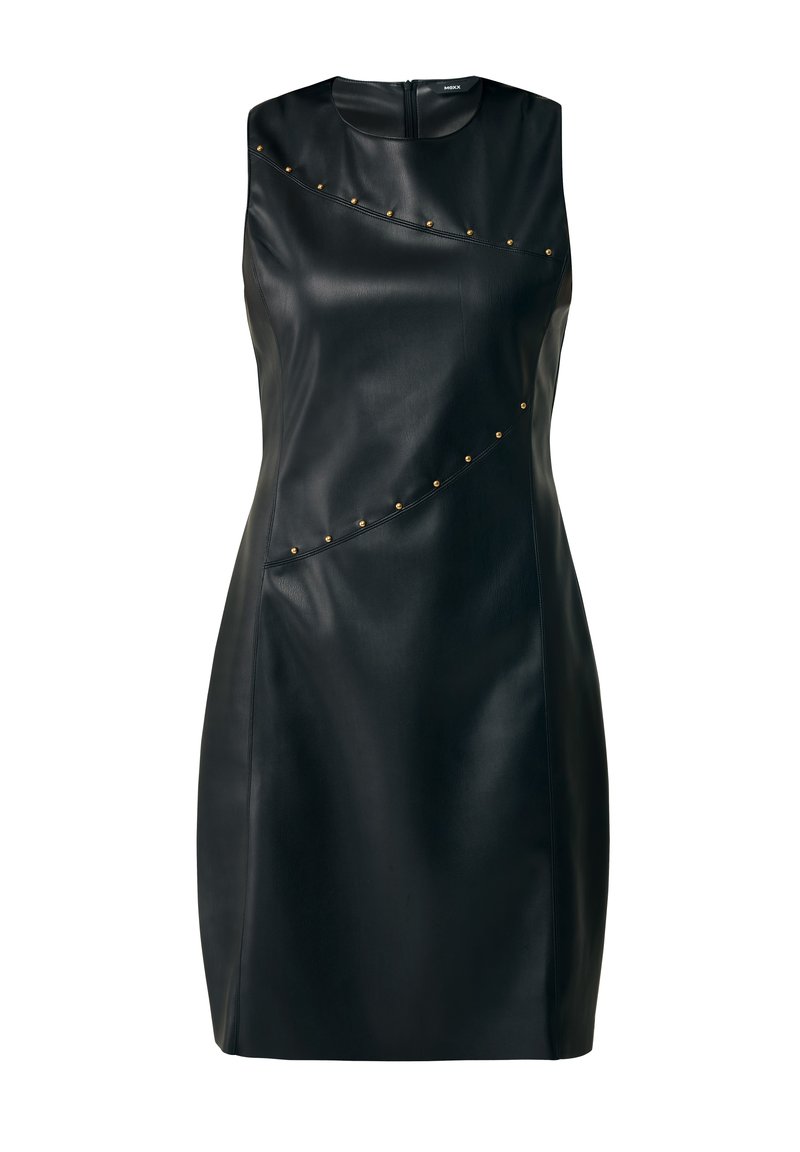 Schwarzes, ärmelloses Kleid aus Leder mit taillierter Form, asymmetrischen Nähten und goldenen Nietenakzenten entlang der Designlinien.