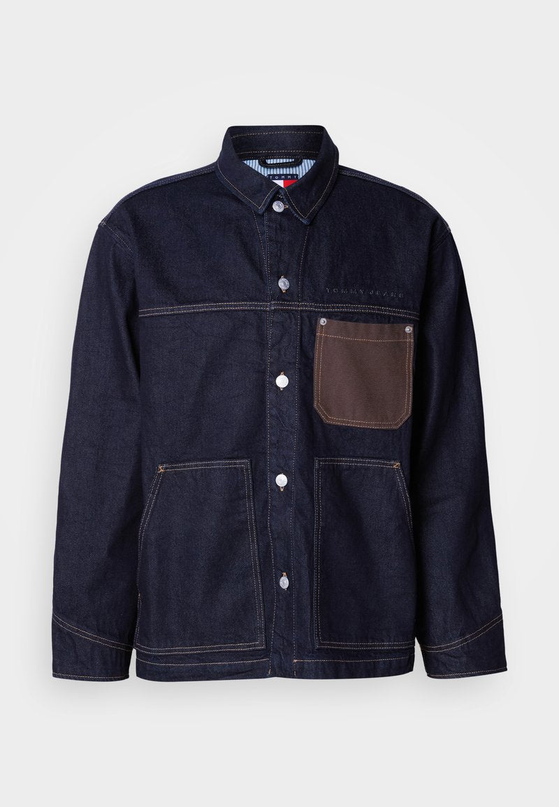 Dunkelblaue Jeansjacke mit Kragen, vorderer Knopfleiste und zwei großen Taschen. Mit braunem Taschenakzent und kontrastierenden Nähten.