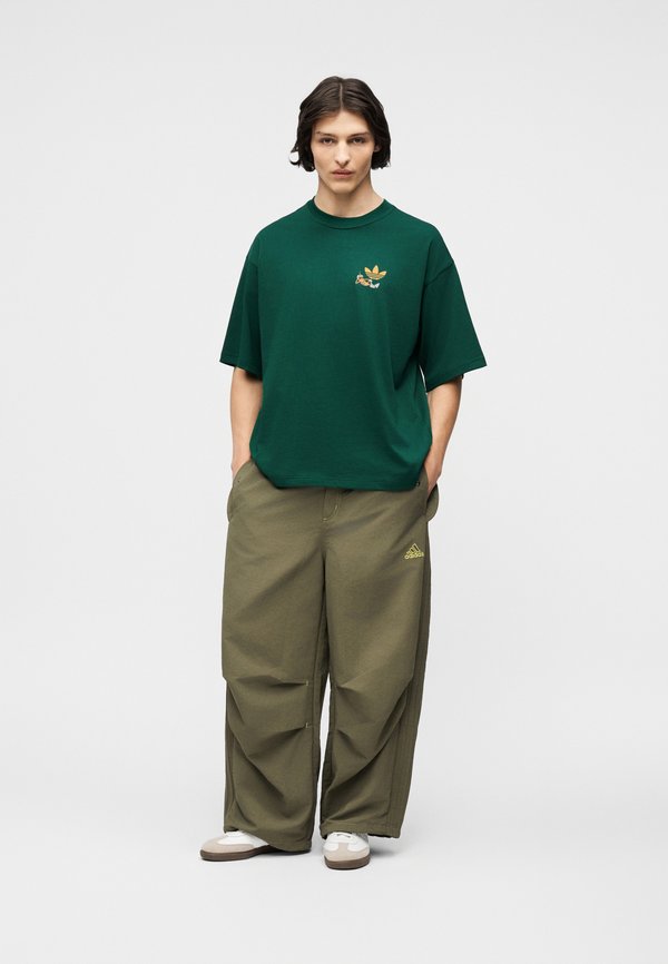adidas Originals NEW CHILI UNISEX - Print T-shirt - collegiate green