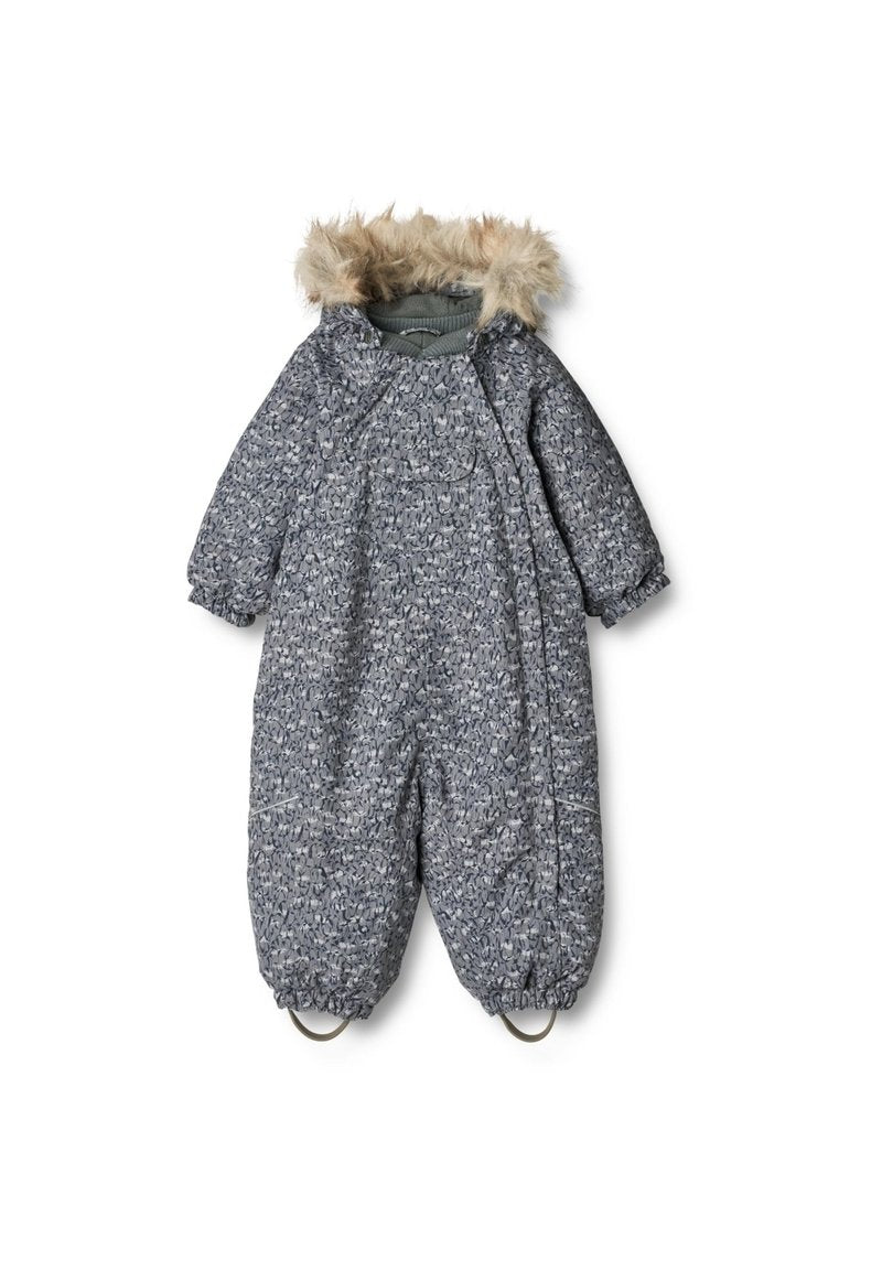 Gepolsterter Overall aus einem grauen, strukturierten Stoff mit einer weichen, mit Fell gefütterten Kapuze, elastischen Bündchen und Fußöffnungen. Verfügt über ein dezentes Muster.