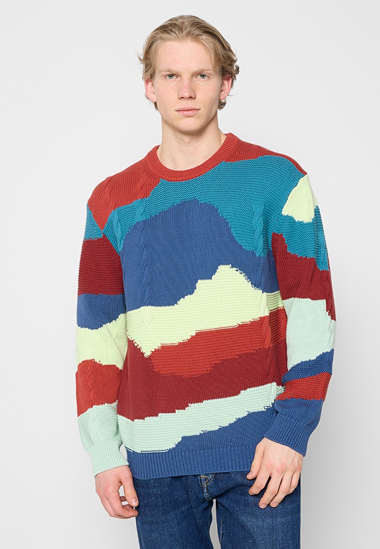 Gestrickter Pullover mit strukturisiertem Muster in Blau, Rot, Grün und Cremefarben, mit rundem Ausschnitt und langen Ärmeln.