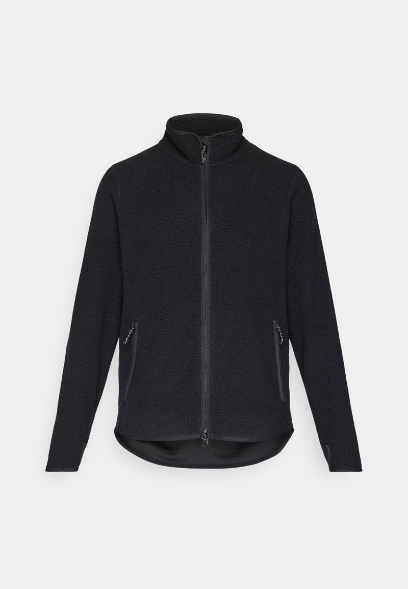 Schwarze Fleecejacke mit hohem Kragen, durchgehendem Reißverschluss und zwei seitlichen Reißverschlusstaschen. Verfügt über eine strukturierte Oberfläche und einen abgerundeten Saum.