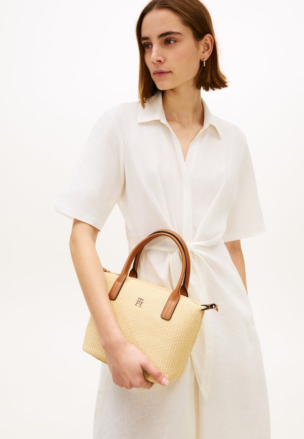 Tommy Hilfiger RAFFIA CROSSBODY TOTE BAG - Handbag - natural raffia