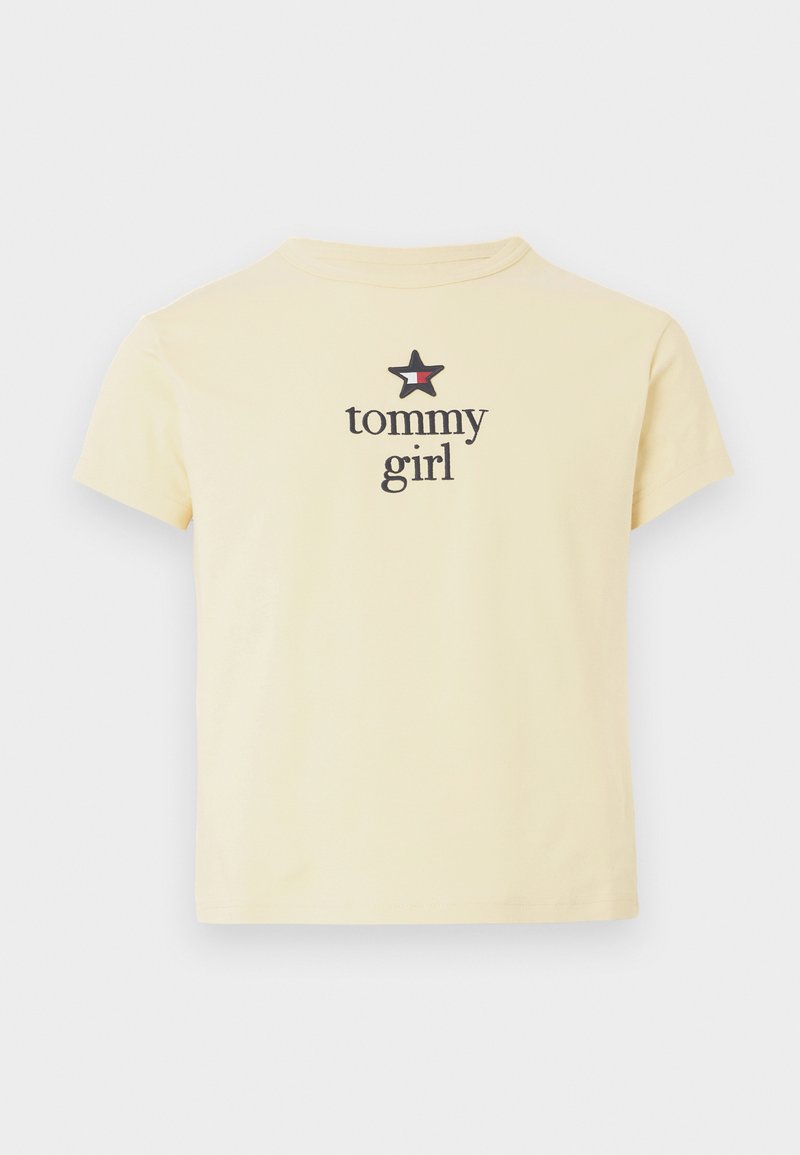 Gelbes Baumwoll-T-Shirt mit Rundhalsausschnitt und kurzen Ärmeln, das ein schwarzes Sternenmotiv über dem Text "tommy girl" in fetter Schrift zeigt.