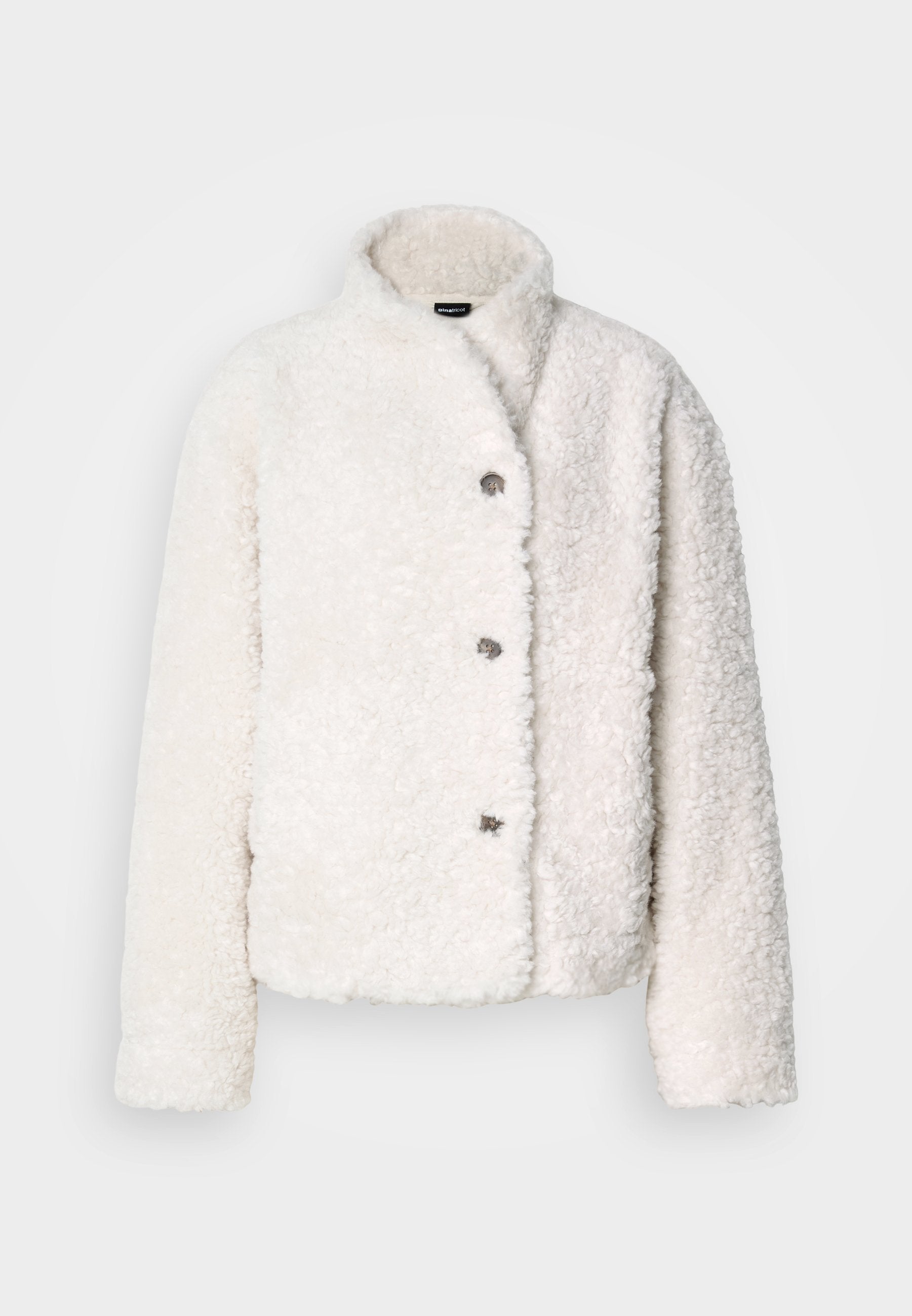 Weiße Kunstpelzjacke mit hohem Kragen, Knopfverschluss und einer weichen, strukturierten Oberfläche. Verfügt über eine lockere Passform und lange Ärmel.