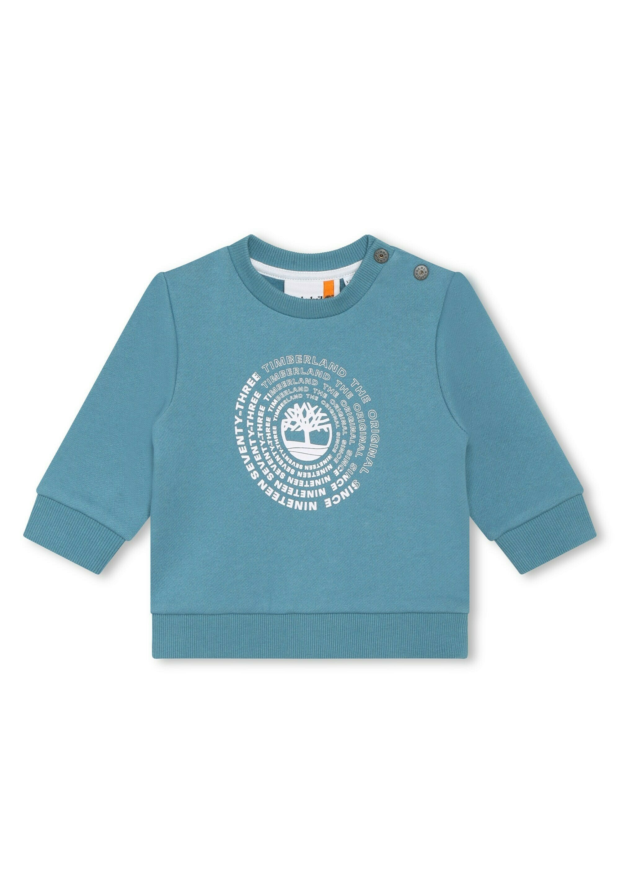 Blaue Baumwoll-Sweatshirt mit Rundhalsausschnitt, langen Ärmeln und Knopfakzenten. Mit weißem Grafiktext und Logodesign auf der Vorderseite.