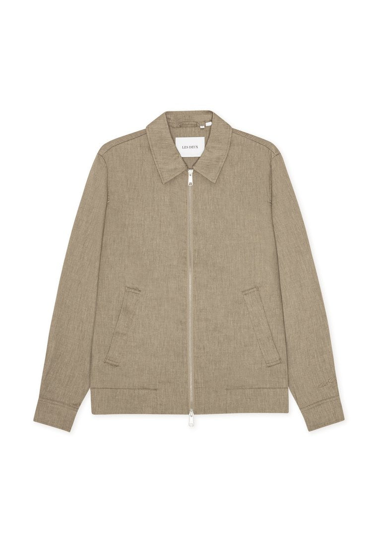 Khakifarbene Jacke mit Reißverschluss, Kragen, Seitentaschen und strukturiertem Stoff. Verfügt über ein minimalistisches Design mit dezentem Branding auf dem Etikett.