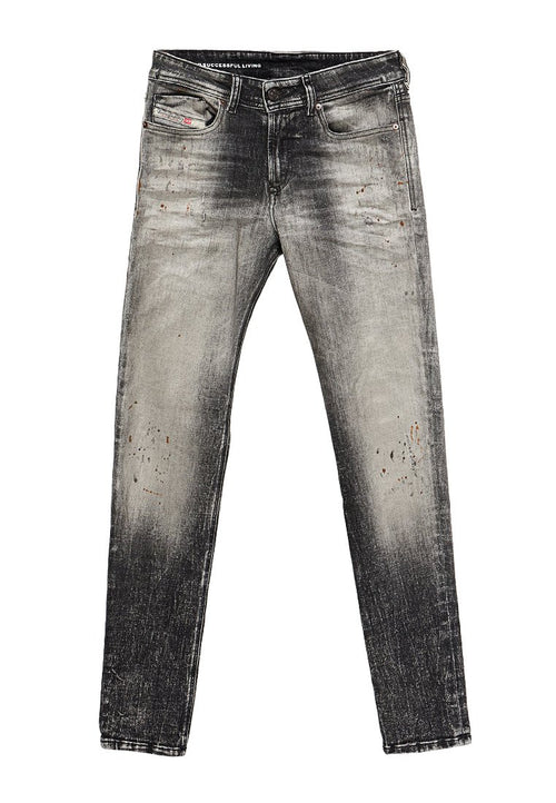 Schwarze Jeans aus Denim mit einem verblassten Waschung, ausgefransten Details und leichter Farbvariation von dunkel zu hell. Gerades Bein-Design und Vordertaschen.