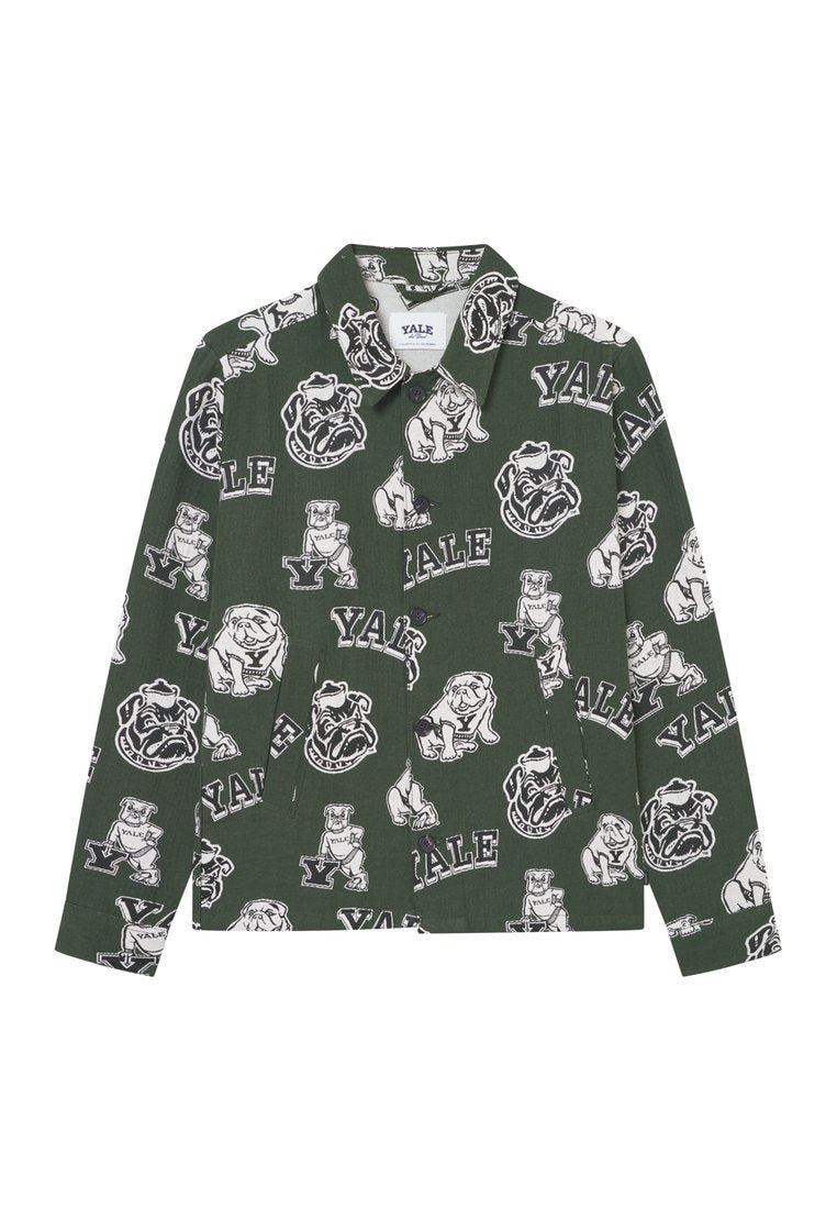 Grüne Jacke mit einem wiederholten Bulldoggen- und "YALE"-Grafikdruck. Hergestellt aus leichtem Stoff mit einer durchgehenden Knopfleiste und Kragen.