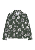 Grüne Jacke mit einem wiederholten Bulldoggen- und "YALE"-Grafikdruck. Hergestellt aus leichtem Stoff mit einer durchgehenden Knopfleiste und Kragen.