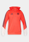 Roter Adidas-Hoodie mit halbem Reißverschluss, Kordelzugkapuze und marineblauen Akzenten. Mit FC Bayern München-Logo und weißen Details an den Ärmeln.