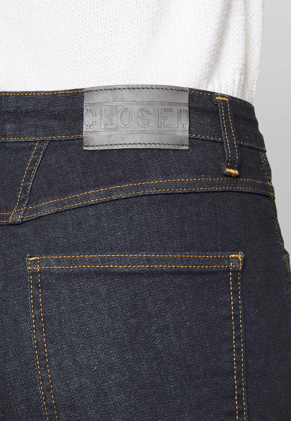 CLOSED SKINNY PUSHER